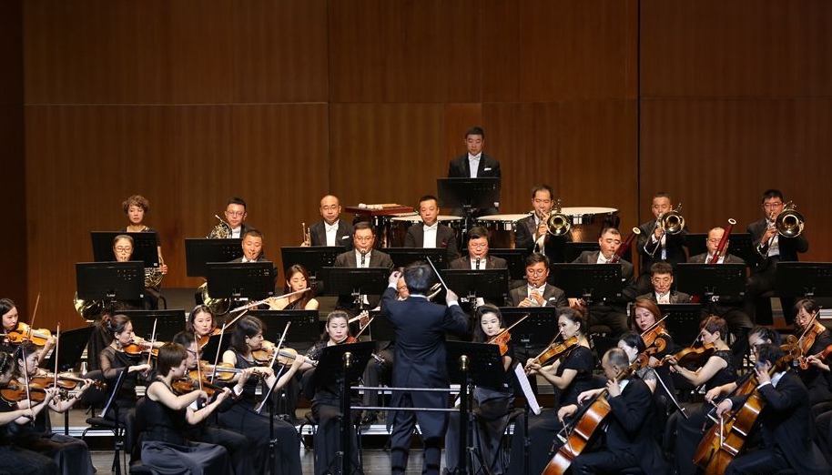 交響盛宴奏響青城高雅藝術(shù)傾倒市民