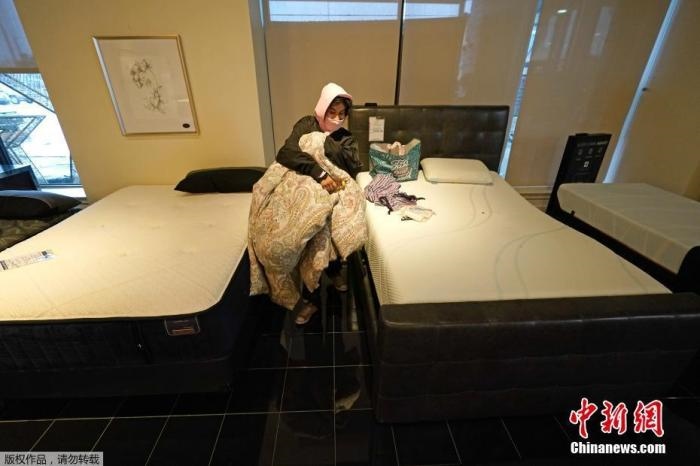 當(dāng)?shù)貢r(shí)間2月17日，美國(guó)得州的一家畫廊兼家具店內(nèi)，大批民眾來(lái)此避寒取暖，其中不乏一些人帶著被子來(lái)過夜。美國(guó)近日遭遇極寒天氣侵襲，多地氣溫創(chuàng)近年新低，其中得州災(zāi)情最嚴(yán)重，暴風(fēng)雪導(dǎo)致電網(wǎng)在酷寒中癱瘓，約400萬(wàn)居民家中長(zhǎng)時(shí)間停電。美國(guó)國(guó)家氣象局表示，得州休斯敦等地的氣溫甚至比靠近北極圈的阿拉斯加還要低。