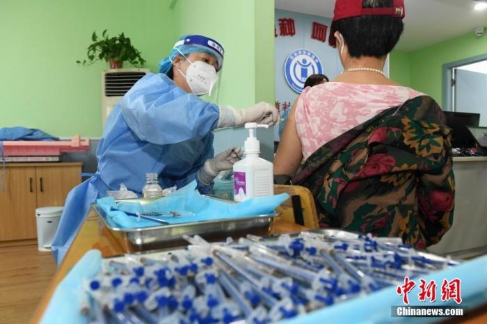 資料圖：市民來(lái)到醫(yī)院接種新冠疫苗。 楊華峰 攝