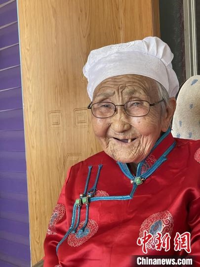 薩仁托婭拍攝的“草原母親”?！∷_仁托婭供圖