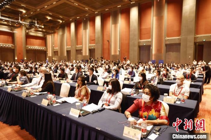 500余名專家學(xué)者、嘉賓代表以線上線下方式參加開幕式。　盛佳鵬 攝