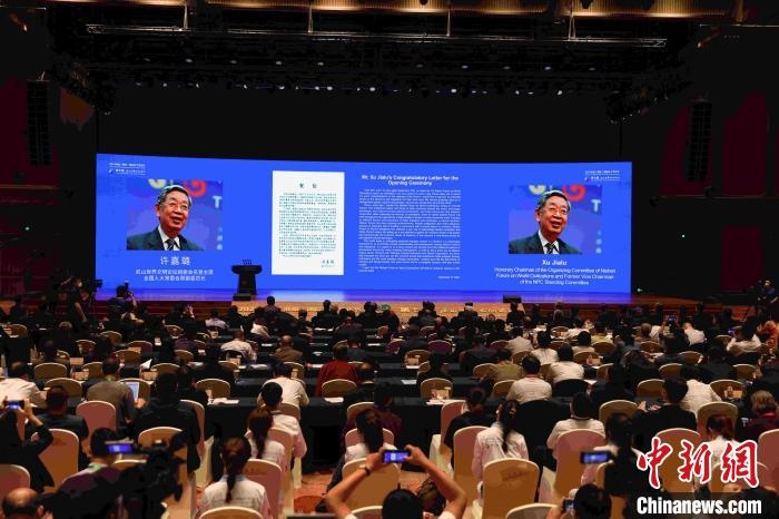 第九屆、第十屆全國(guó)人大常委會(huì)副委員長(zhǎng)許嘉璐向大會(huì)發(fā)來(lái)賀信?！∈⒓样i 攝