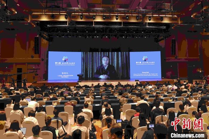 中國(guó)工程院院士、“人民英雄”國(guó)家榮譽(yù)稱號(hào)獲得者張伯禮通過(guò)視頻發(fā)表主旨演講。　盛佳鵬 攝