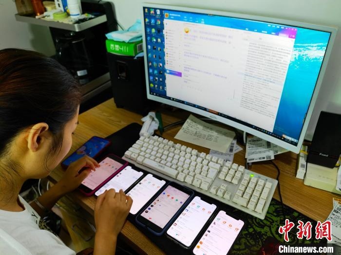 圖為網(wǎng)絡(luò)客服為網(wǎng)上“專車座套”客戶答疑釋惑?！巫雍?攝