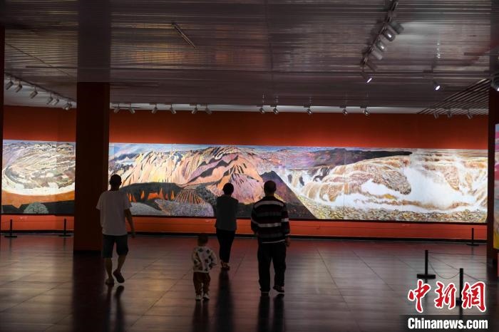 162米巨幅油畫長(zhǎng)卷《黃河》吸引市民駐足觀看?！钊A峰 攝