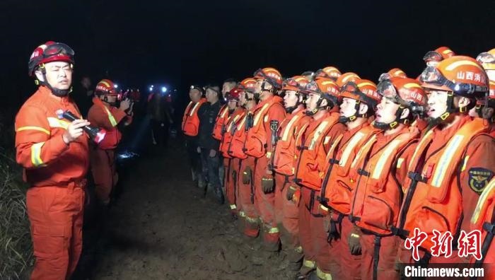 平遙縣消防救援大隊(duì)大隊(duì)長龔宇作總攻發(fā)起前的動(dòng)員。　閆旭輝 攝