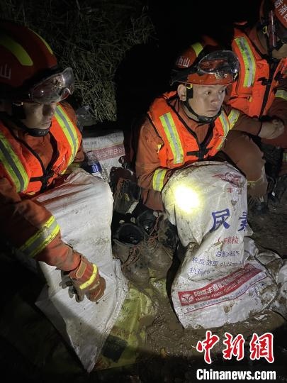短暫修整期間，消防員脫掉鞋襪，用編織袋套住腿腳保暖?！￠Z旭輝 攝
