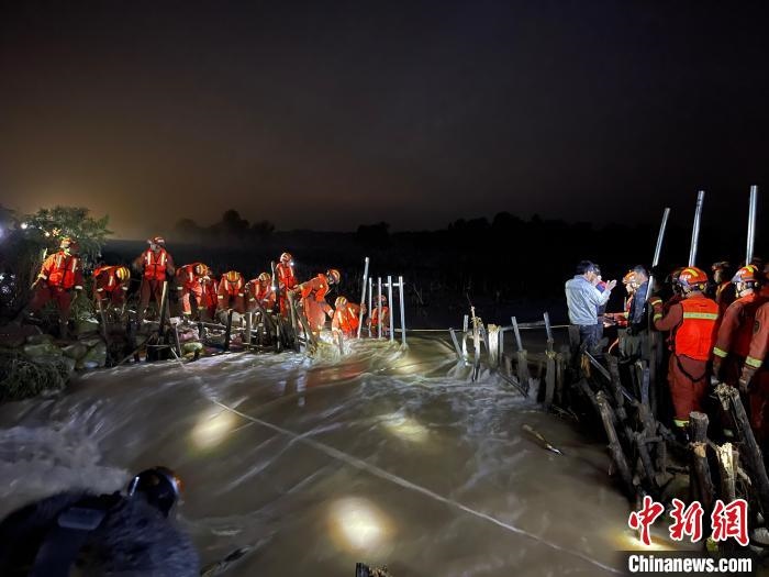 消防員分成左右兩路，同時(shí)發(fā)起決口封堵總攻?！￠Z旭輝 攝