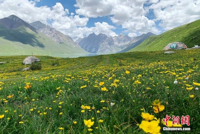 位于青海省果洛藏族自治州久治縣的年保玉則意為“神圣不可侵犯的地方”，山形如蓮花，總面積3469平方公里，保存有冰蝕地貌、冰磧地貌、現(xiàn)代冰川等地質(zhì)遺跡，有“天神后花園”之稱。
<a target='_blank' href='http://www.chinanews.com/'>中新社</a>記者 孫睿 攝