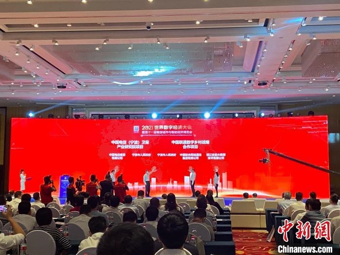 簽約現(xiàn)場?！×植?攝