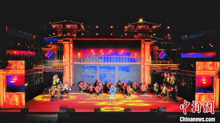 2021昭君文化旅游活動(dòng)專場(chǎng)晚會(huì)現(xiàn)場(chǎng)。　周星亮 攝