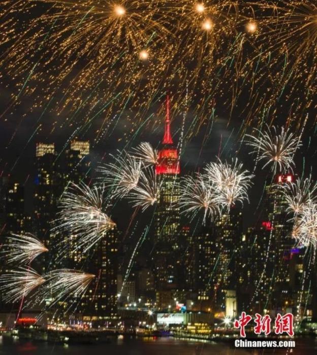 　　2018年，中國駐紐約總領(lǐng)事館前的哈德遜河上空燃放起焰火，慶祝中國狗年春節(jié)。