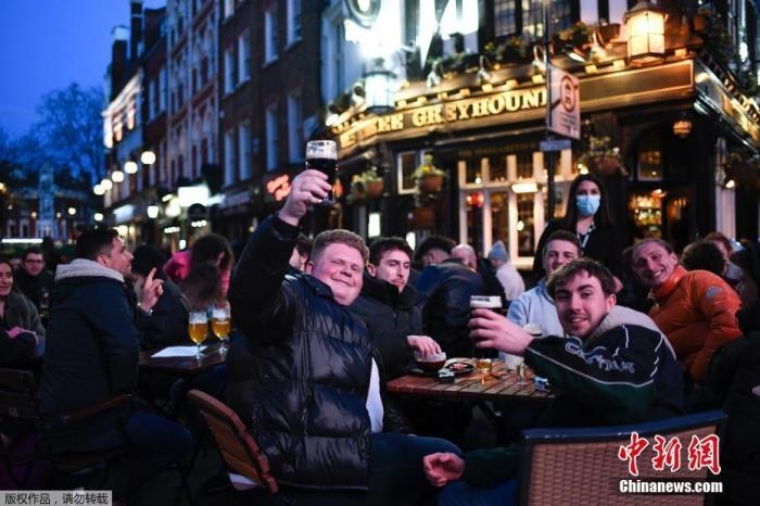 當(dāng)?shù)貢r間2021年4月12日，英國進入放松疫情封鎖措施的第二階段。商鋪、理發(fā)店、健身房等被允許重新開張，酒吧和餐館也可以在室外營業(yè)。據(jù)悉，酒吧解封的第一晚，倫敦大批民眾在市中心喝酒跳舞，場面宛如狂歡節(jié)。