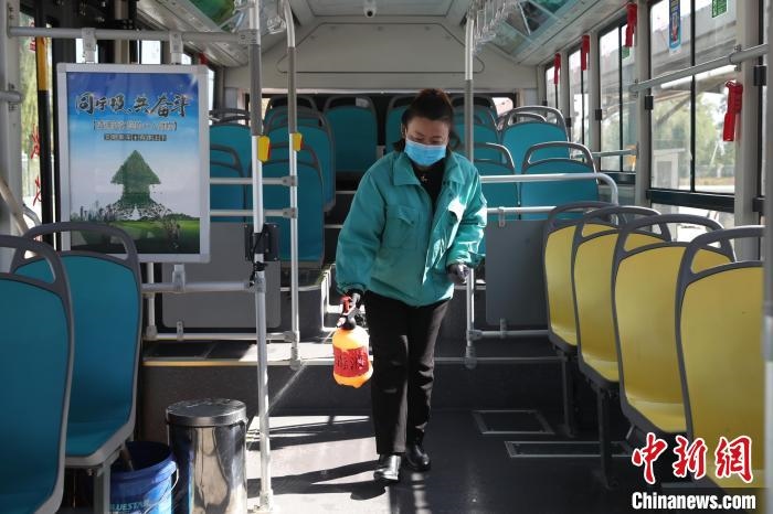 工作人員正在對公交車進行消殺?！∮诰?攝