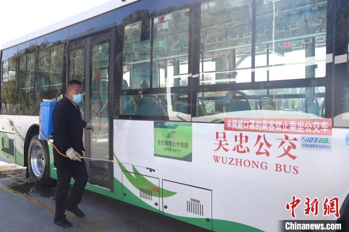 工作人員正在對公交車進行消殺?！∮诰?攝