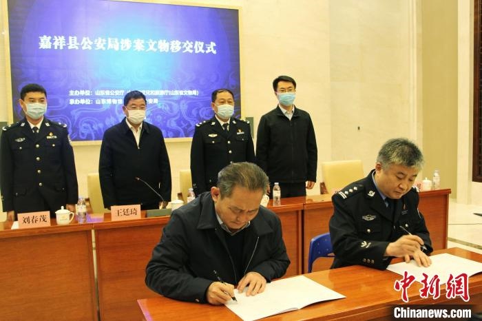 山東博物館館長鄭同修和嘉祥縣人民政府副縣長、公安局局長趙健簽署移交協(xié)議?！≮w曉 攝