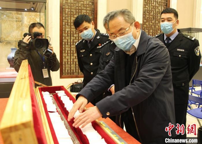 山東博物館館長鄭同修介紹涉案文物龍首錯(cuò)銀木柲銅杖?！≮w曉 攝