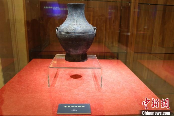 二級(jí)文物戰(zhàn)國時(shí)期漆蓋云紋銅壺?！≮w曉 攝