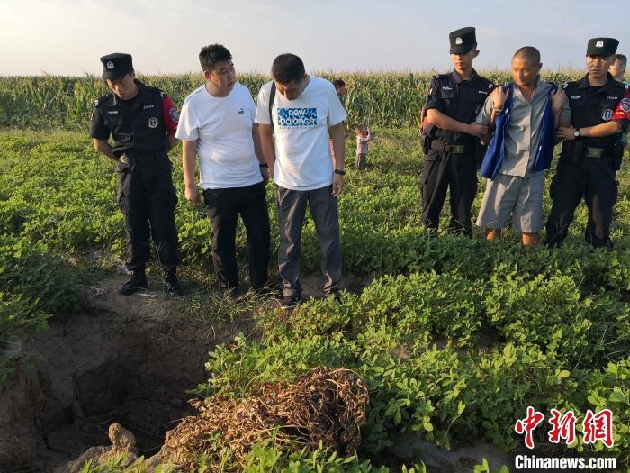 資料圖：犯罪嫌疑人辨認(rèn)作案現(xiàn)場?！〖蜗榭h公安局供圖