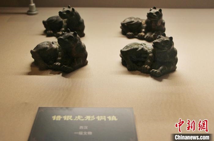 一級(jí)文物錯(cuò)銀虎形銅鎮(zhèn)?！≮w曉 攝