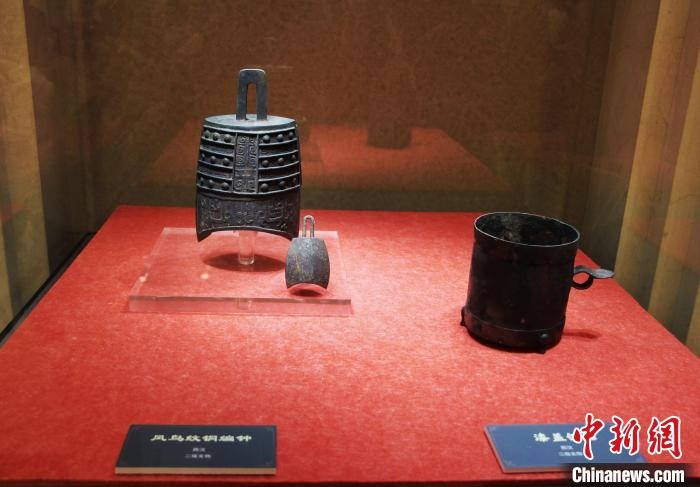 二級(jí)文物西漢鳳鳥紋銅編鐘、漆蓋銅卮?！≮w曉 攝