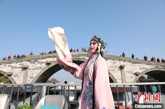 2019京杭對話的大運河京杭雅集活動中，浙江昆劇團(tuán)國家一級演員楊崑在中國大運河(杭州段)上進(jìn)行表演?！⌒燔?攝 攝