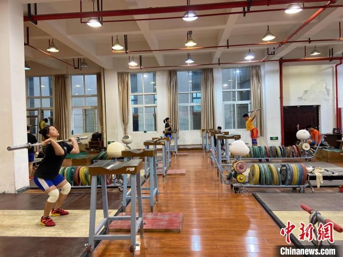 石智勇的師弟師妹們訓(xùn)練場景。　林波 攝