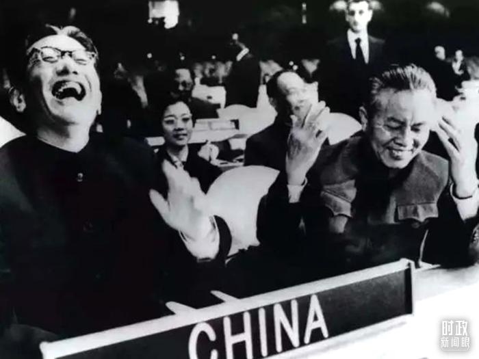 △1971年11月15日，以外交部副部長喬冠華(左一)為團長、黃華(右一)為副團長的中國代表團，首次出現(xiàn)在聯(lián)合國大會上。(資料圖)