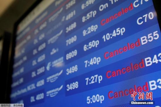 水管破裂造成第四航站樓的多家航班延誤或取消。圖為航站樓內(nèi)的電子公告牌顯示航班信息。
