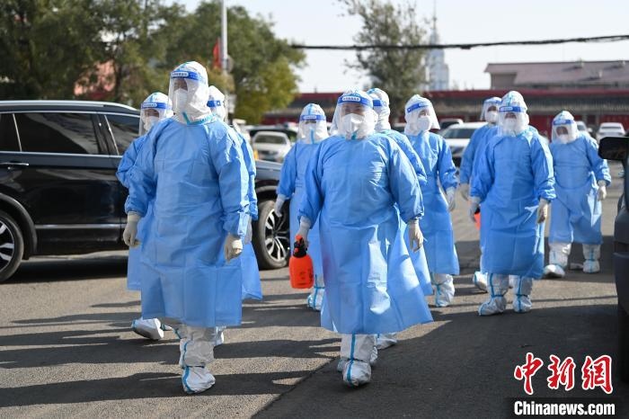 圖為醫(yī)務(wù)人員在封閉小區(qū)做防控工作?！⑽娜A 攝