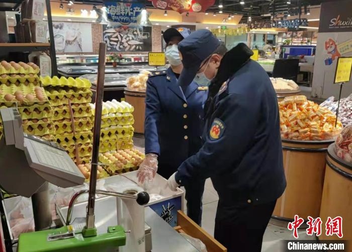 圖為疫情期間，甘肅嘉峪關(guān)市場(chǎng)監(jiān)管局工作人員檢查蔬菜市場(chǎng)?！?柴佳楠 　攝