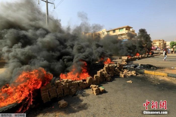 當(dāng)?shù)貢r間10月25日，蘇丹局勢發(fā)生突變，過渡政府總理被“綁架”，政府部長被軍方抓捕，國家進入緊急狀態(tài)，大量民眾走上街頭對軍方行動進行抗議，已有7人在抗議活動中死亡，140人受傷。圖為抗議活動中燃燒的輪胎。