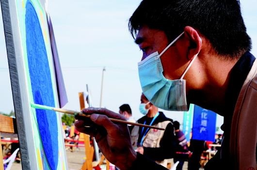 　　參加文物技能競賽彩畫項目的選手。