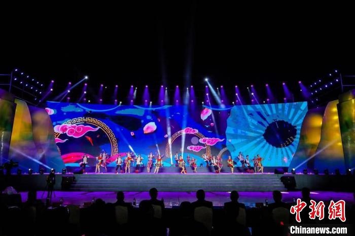 圖為中國·重慶秀山第二屆“金山銀山”文化旅游節(jié)開幕現(xiàn)場?！⌒闵娇h文旅委供圖