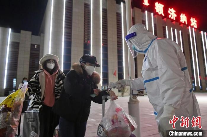 圖為滯留游客被有序轉(zhuǎn)運(yùn)至低風(fēng)險(xiǎn)地區(qū)。　王磊 攝