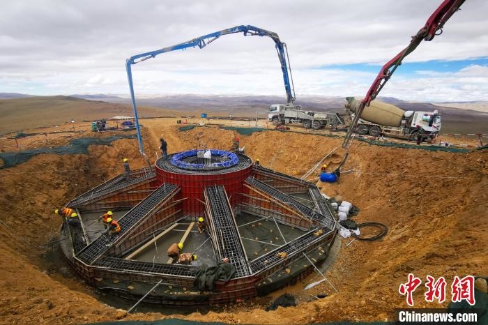 資料圖為該風電場建設(shè)現(xiàn)場?！≈袊娊瘓F成都勘測設(shè)計研究院有限公司 供圖