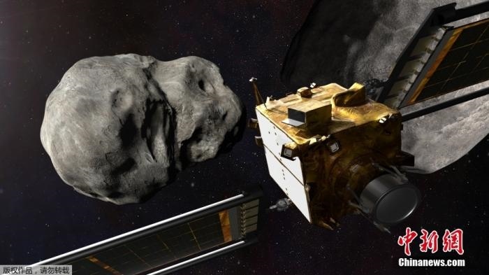 當(dāng)?shù)貢r間11月4日，法新社公布了兩張來自美國宇航局的太空效果圖，畫面顯示一艘宇宙飛船從小行星后面進(jìn)行撞擊。據(jù)悉，美國宇航局計劃讓一艘以每小時24000公里的速度飛行的宇宙飛船撞上一顆小行星以進(jìn)行“行星防御”測試，雖然地球尚且沒有面臨如此緊迫的危險。