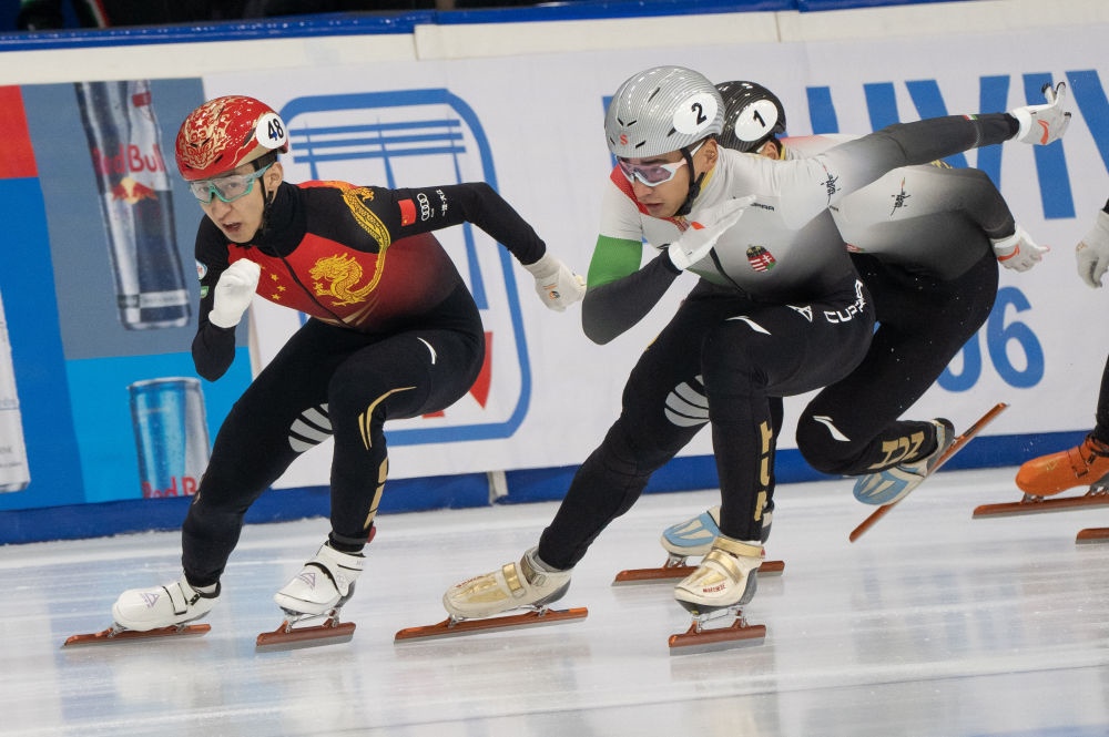 11月20日，中國選手武大靖(左)和匈牙利選手劉少林在比賽中。劉少林奪得冠軍，武大靖獲得第四名。新華社發(fā)(弗爾季·奧蒂洛 攝)