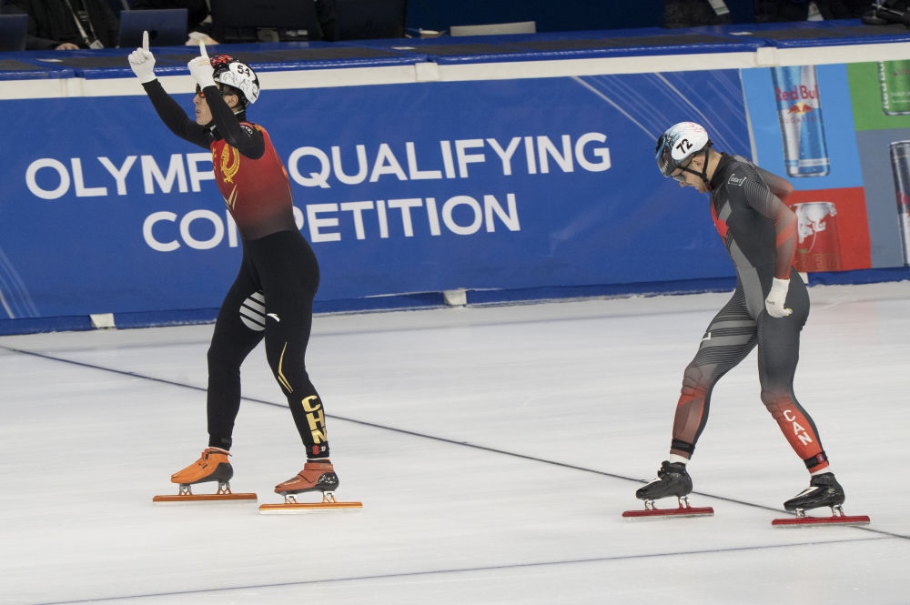 11月20日，任子威(左)在比賽后慶祝。新華社發(fā)(弗爾季·奧蒂洛 攝)