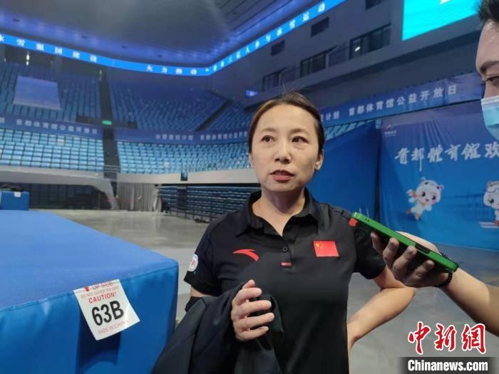 中國滑冰協(xié)會主席、前中國短道速滑隊主教練李琰表示，”冰雪惠民計劃“能推動更多人上冰 郝凌宇 攝