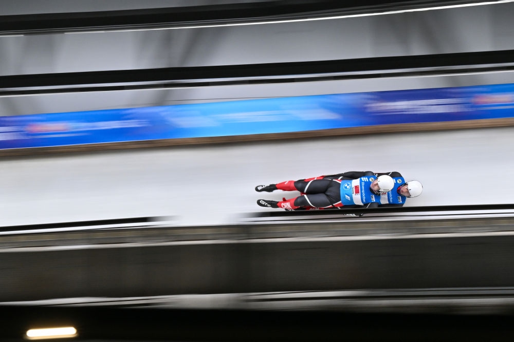 11月21日，“相約北京”國際雪橇聯(lián)合會雪橇世界杯，中國選手黃葉波/彭俊越在團體接力比賽中。新華社記者陳益宸攝