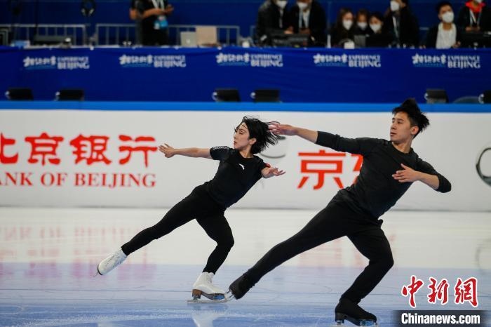 圖為隋文靜、韓聰在測(cè)試賽期間進(jìn)行官方訓(xùn)練 王洋 攝