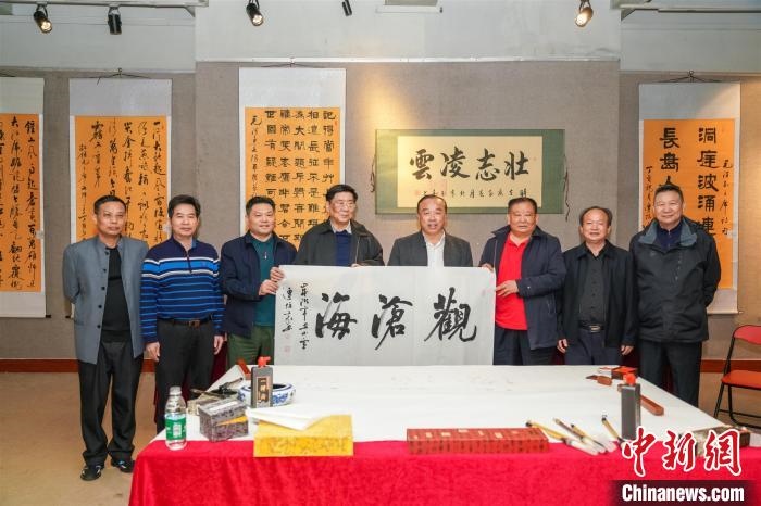 圖為百名將軍書畫展活動(dòng)現(xiàn)場(chǎng)?！∷涡憬?攝 攝