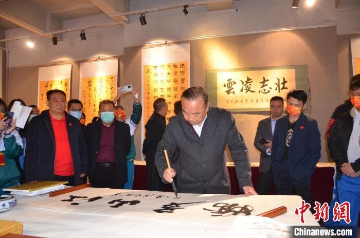 圖為“鐵軍老戰(zhàn)士”、著名書法家、解放軍報(bào)原副總編輯連俊義少將現(xiàn)場(chǎng)揮毫。　顏新陽 攝 攝