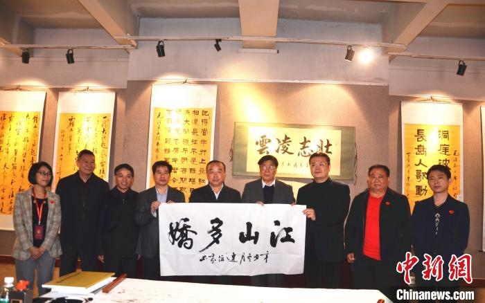 圖為百名將軍書畫展活動(dòng)現(xiàn)場(chǎng)?！☆佇玛?攝 攝