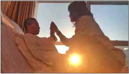 每天早上媽媽醒來(lái)后，母女倆都會(huì)迎著晨曦握手、擊掌?！∫曨l截圖