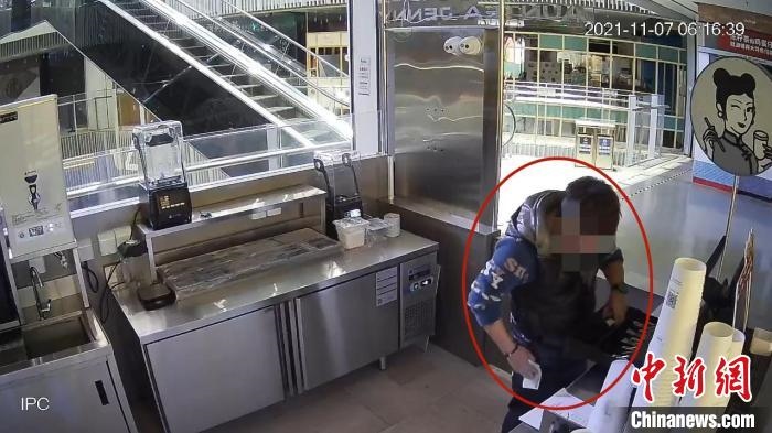 嫌疑人實(shí)施犯罪行為的監(jiān)控視頻。　黃浦公安供圖