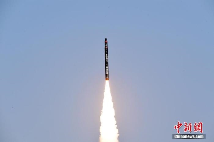 北京時間2021年12月7日12時12分，谷神星一號遙二運(yùn)載火箭在中國酒泉衛(wèi)星發(fā)射中心成功發(fā)射升空，將搭載的天津大學(xué)一號、麗澤一號、寶醞號、金紫荊五號、金紫荊一號03星等5顆小衛(wèi)星順利送入預(yù)定軌道，發(fā)射任務(wù)獲得圓滿成功。汪江波 攝