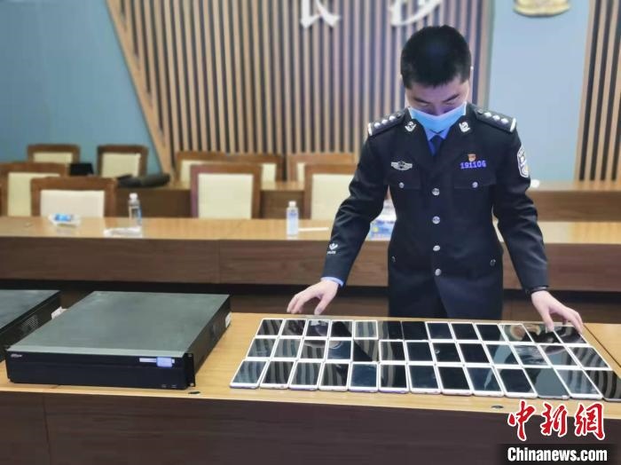 民警展示作案工具?！￠L沙市公安局供圖