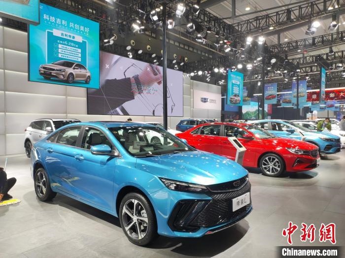 長(zhǎng)沙國(guó)際車(chē)展上展出的汽車(chē)?！√菩∏?攝